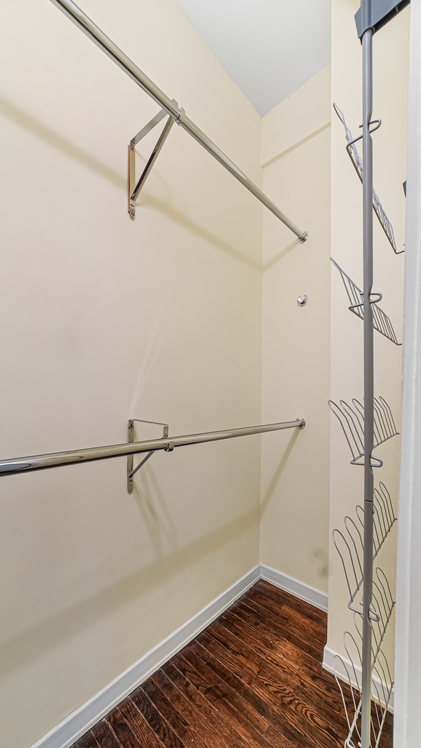 227 E Delaware Place Unit: 8C