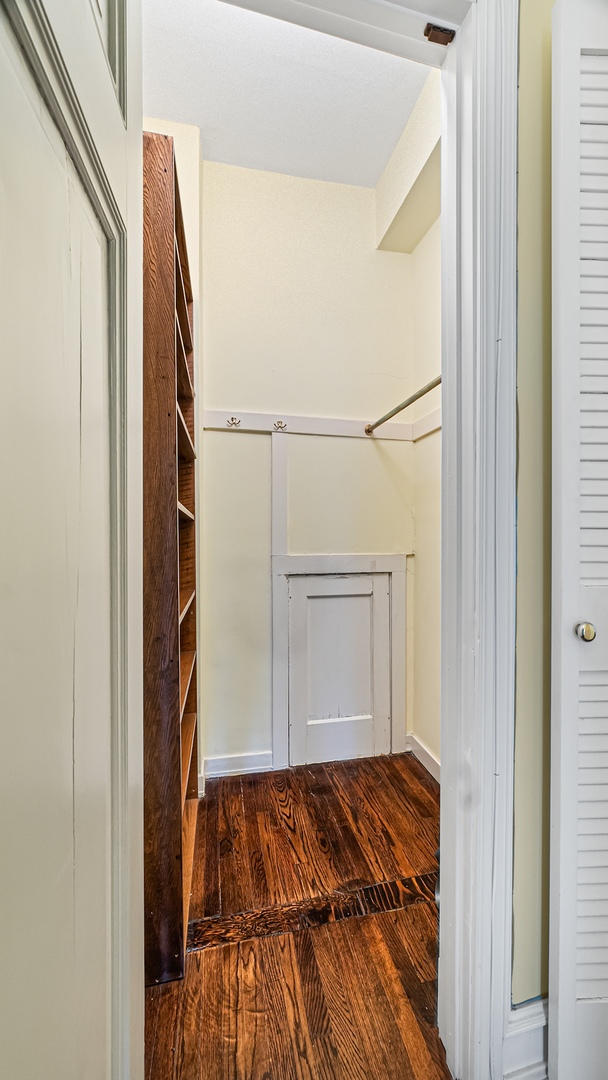 227 E Delaware Place Unit: 8C