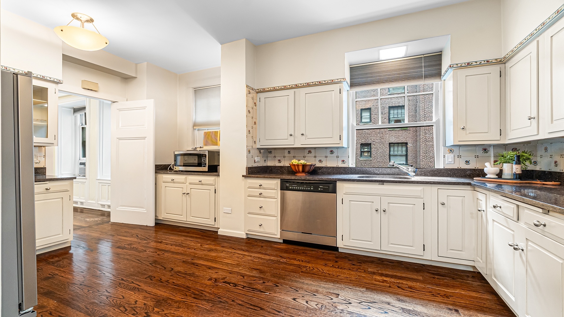 227 E Delaware Place Unit: 8C