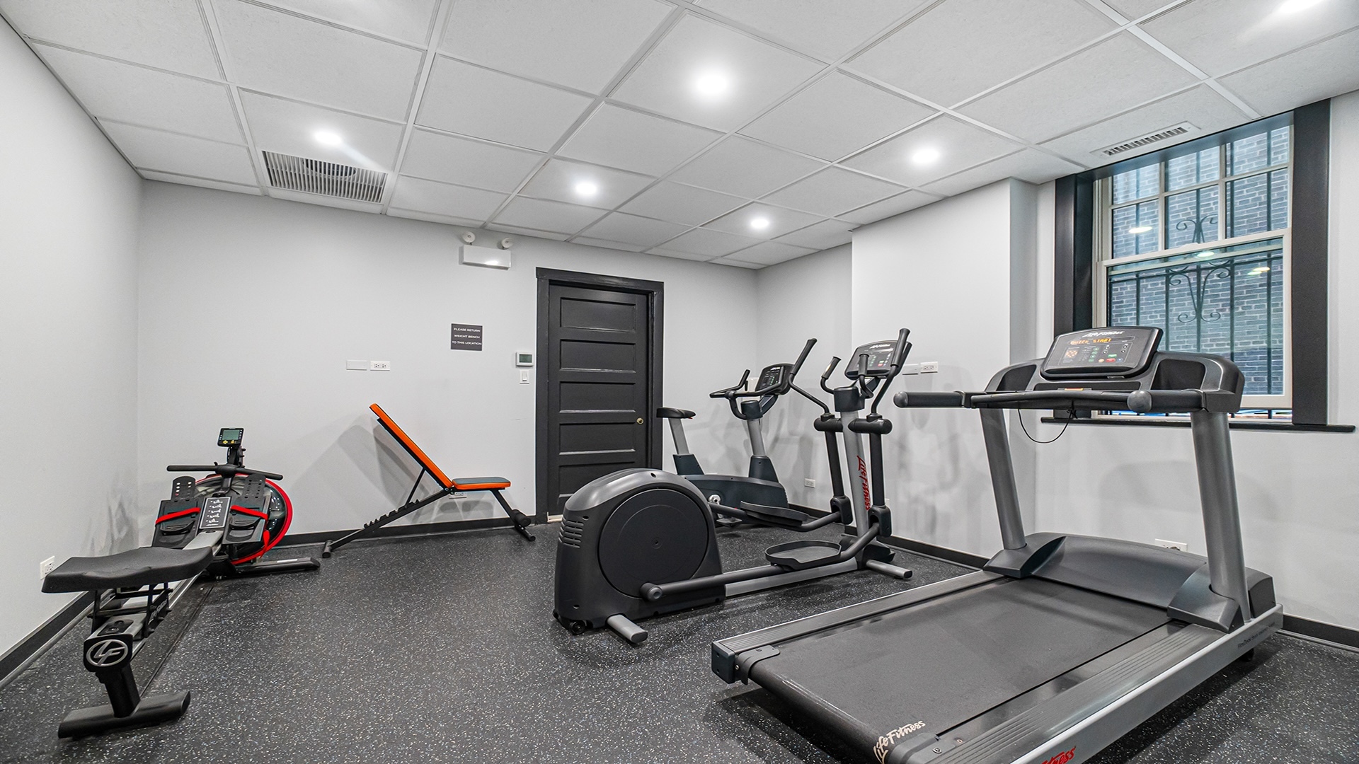 227 E Delaware Place Unit: 8C