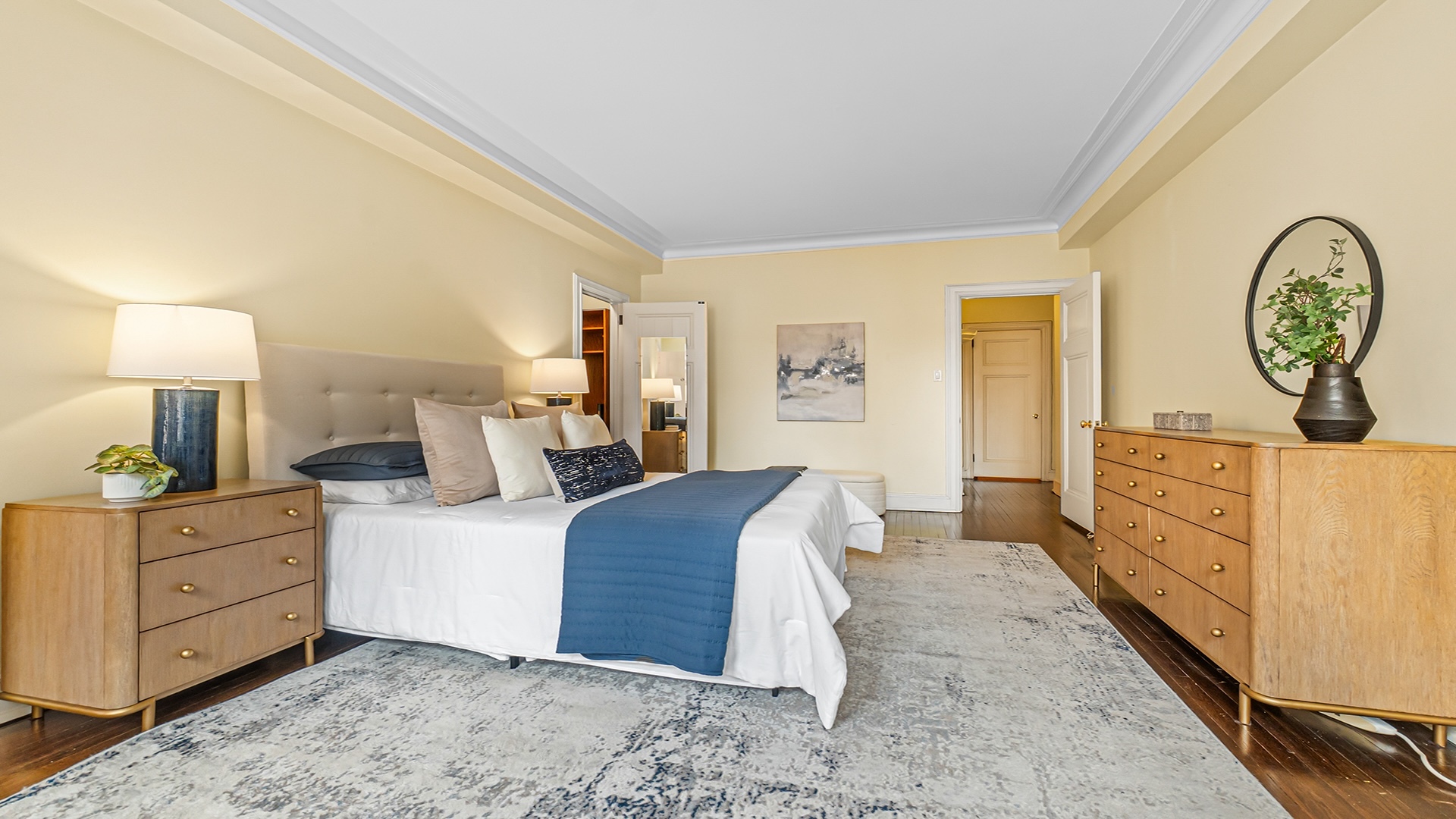 227 E Delaware Place Unit: 8C