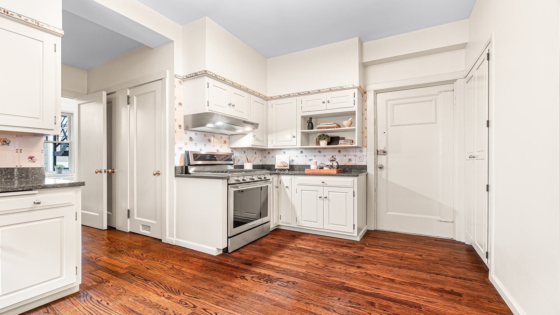 227 E Delaware Place Unit: 8C