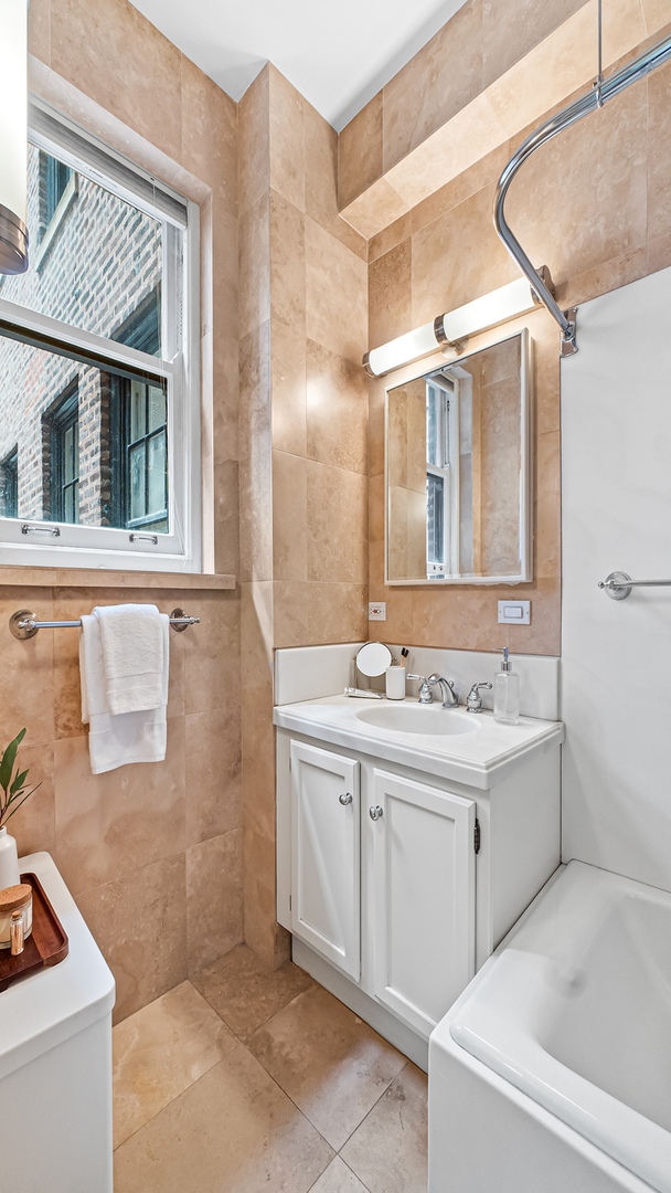 227 E Delaware Place Unit: 8C