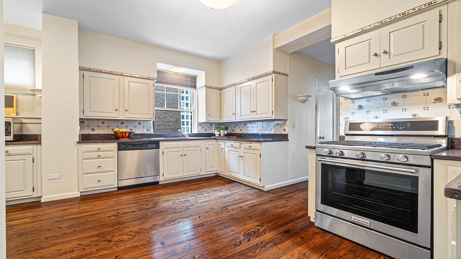 227 E Delaware Place Unit: 8C