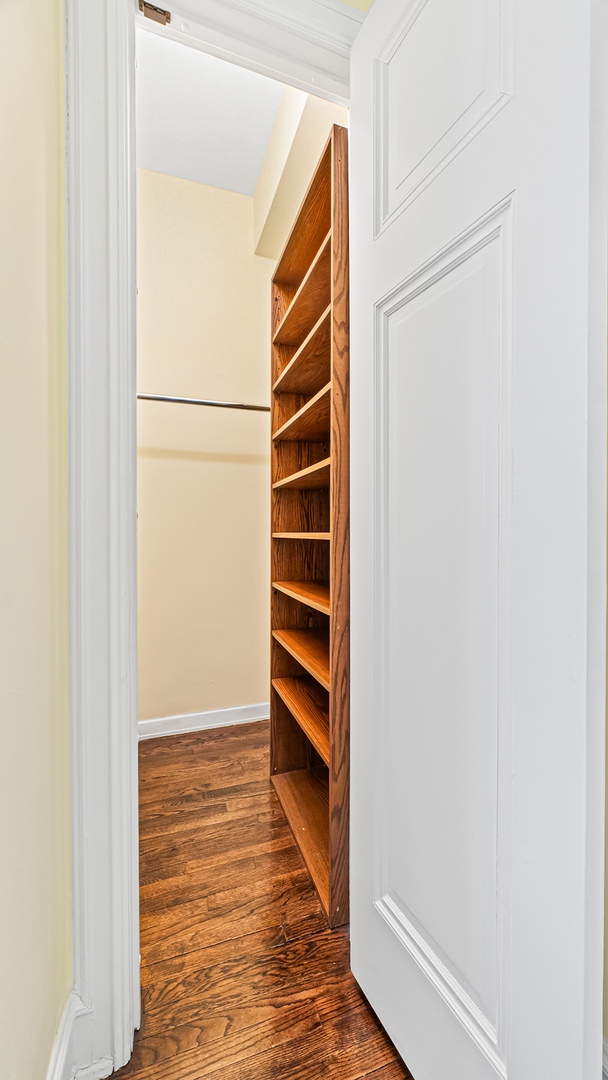 227 E Delaware Place Unit: 8C