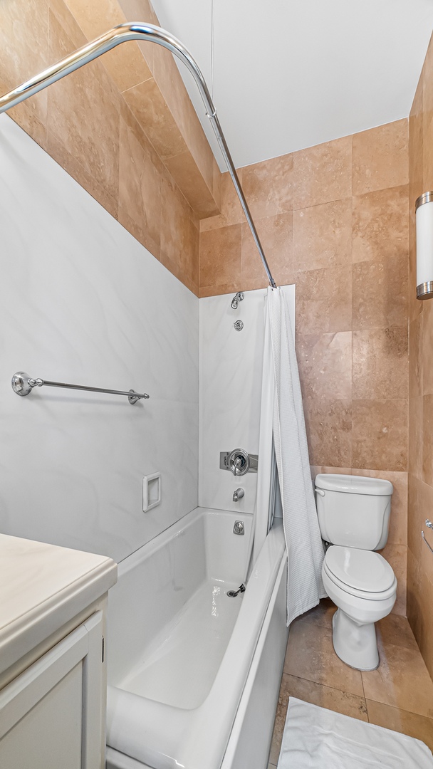 227 E Delaware Place Unit: 8C