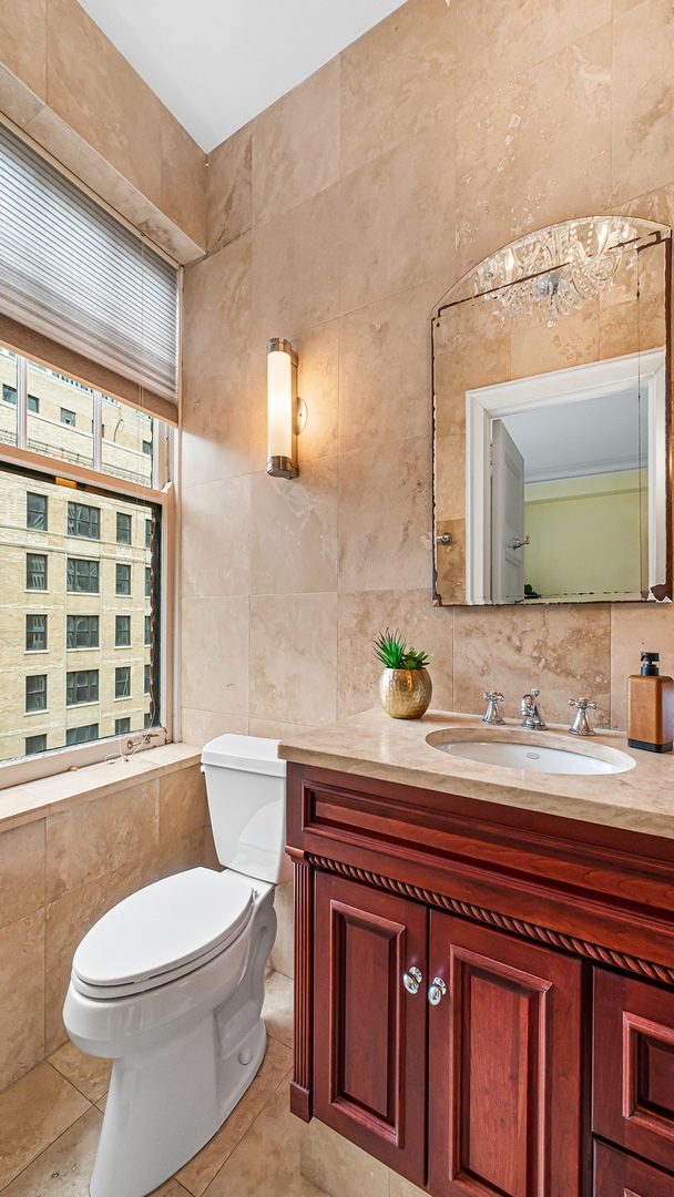 227 E Delaware Place Unit: 8C
