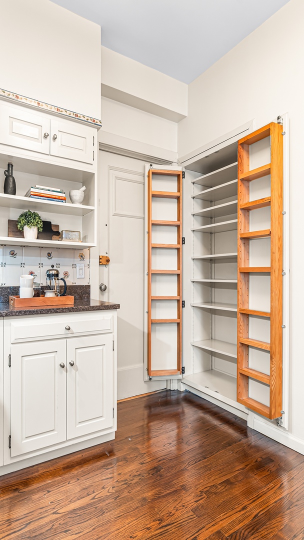 227 E Delaware Place Unit: 8C