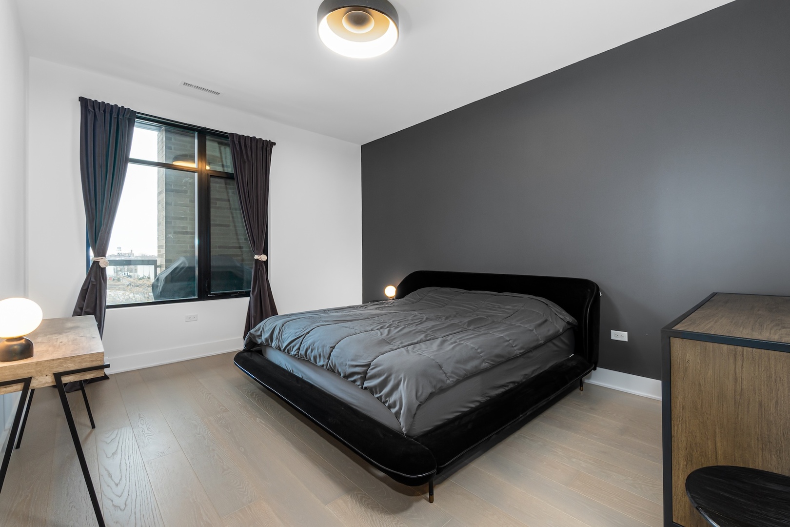 1701 W Webster Avenue Unit: 605