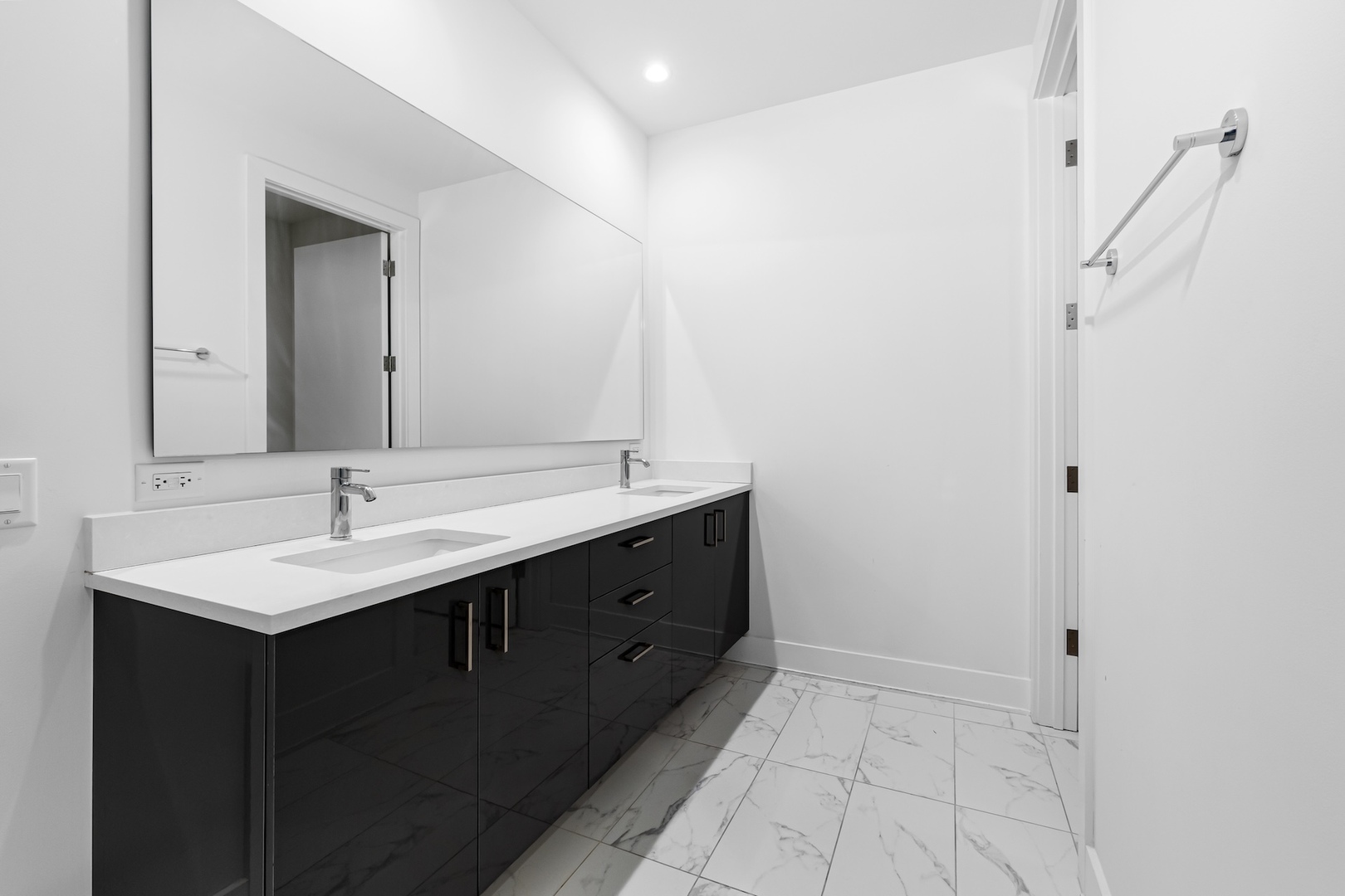 1701 W Webster Avenue Unit: 605