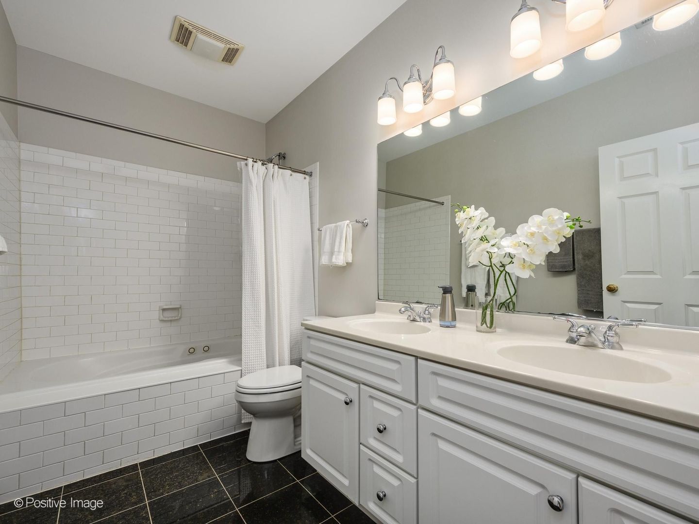 2451 N Janssen Avenue Unit: 3