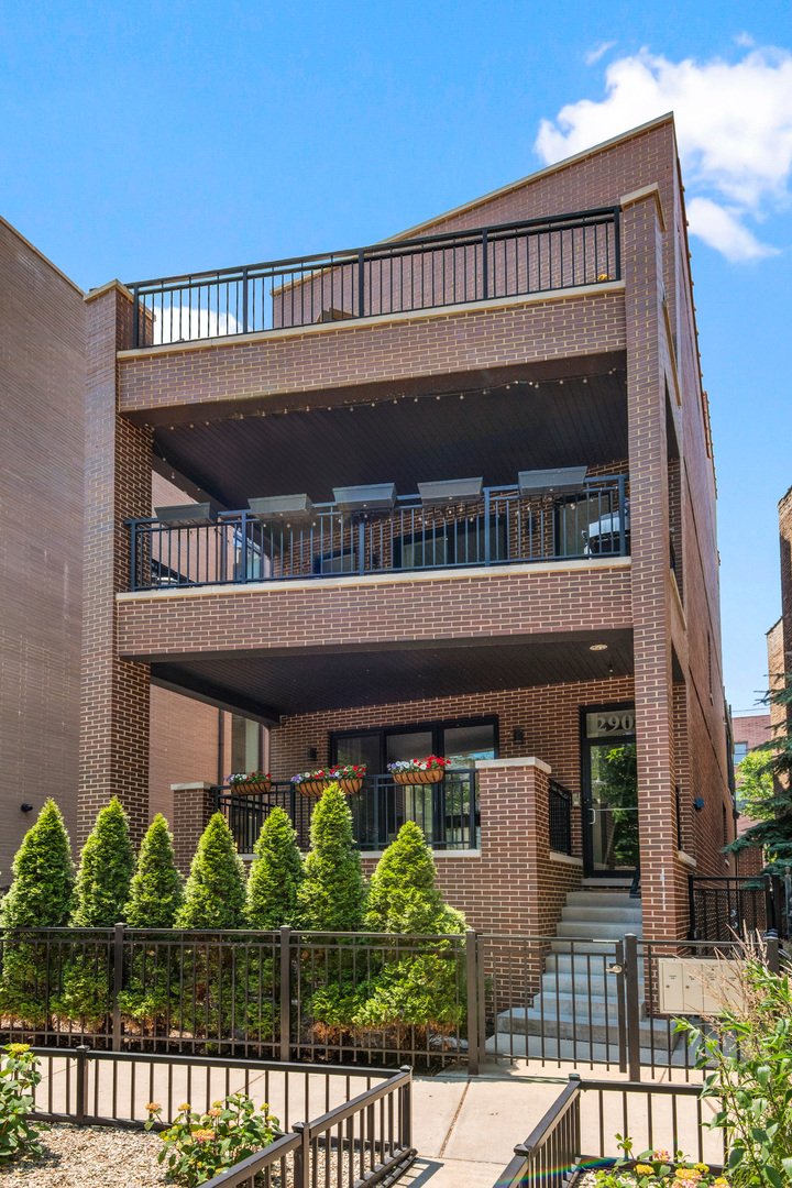 2908 N Burling Street Unit: 3