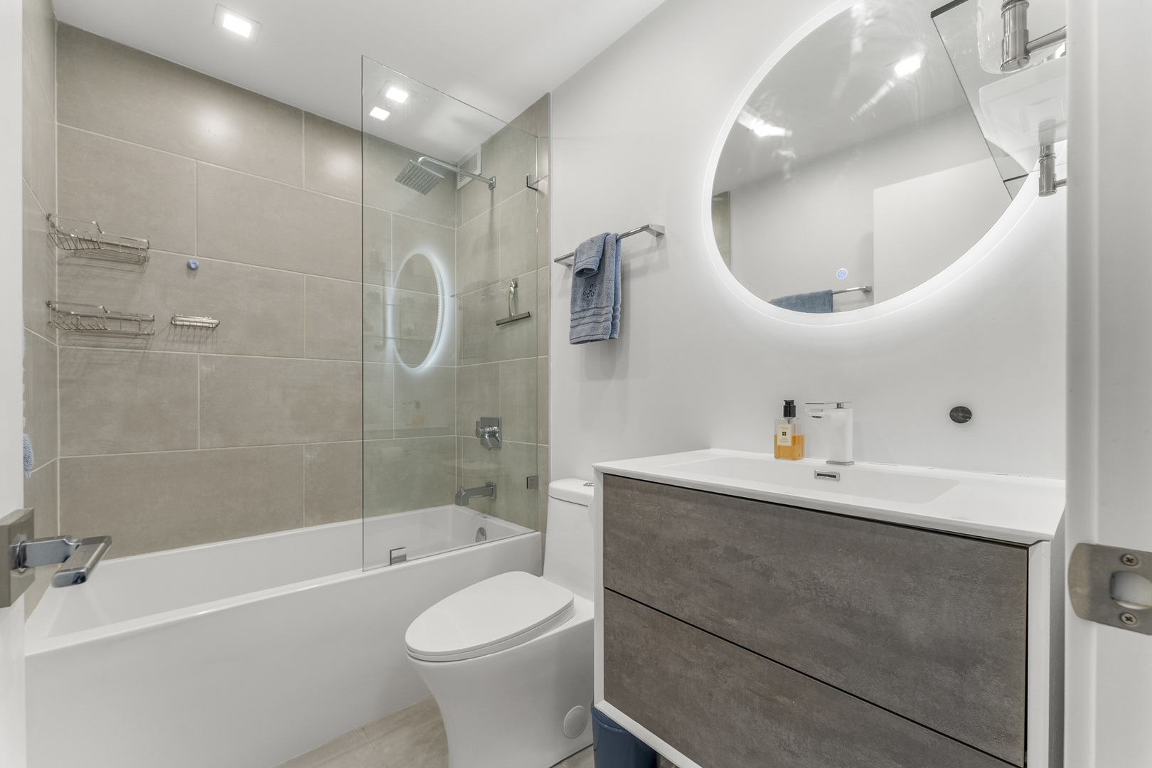 1516 N State Parkway Unit: 16D
