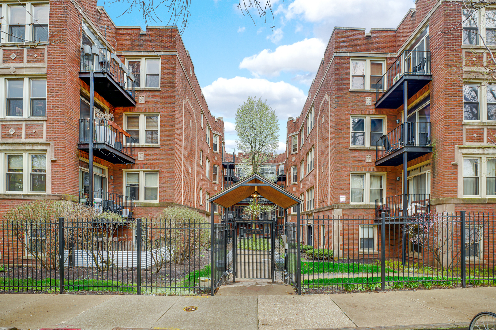 1659 W PRATT Boulevard Unit: 2B