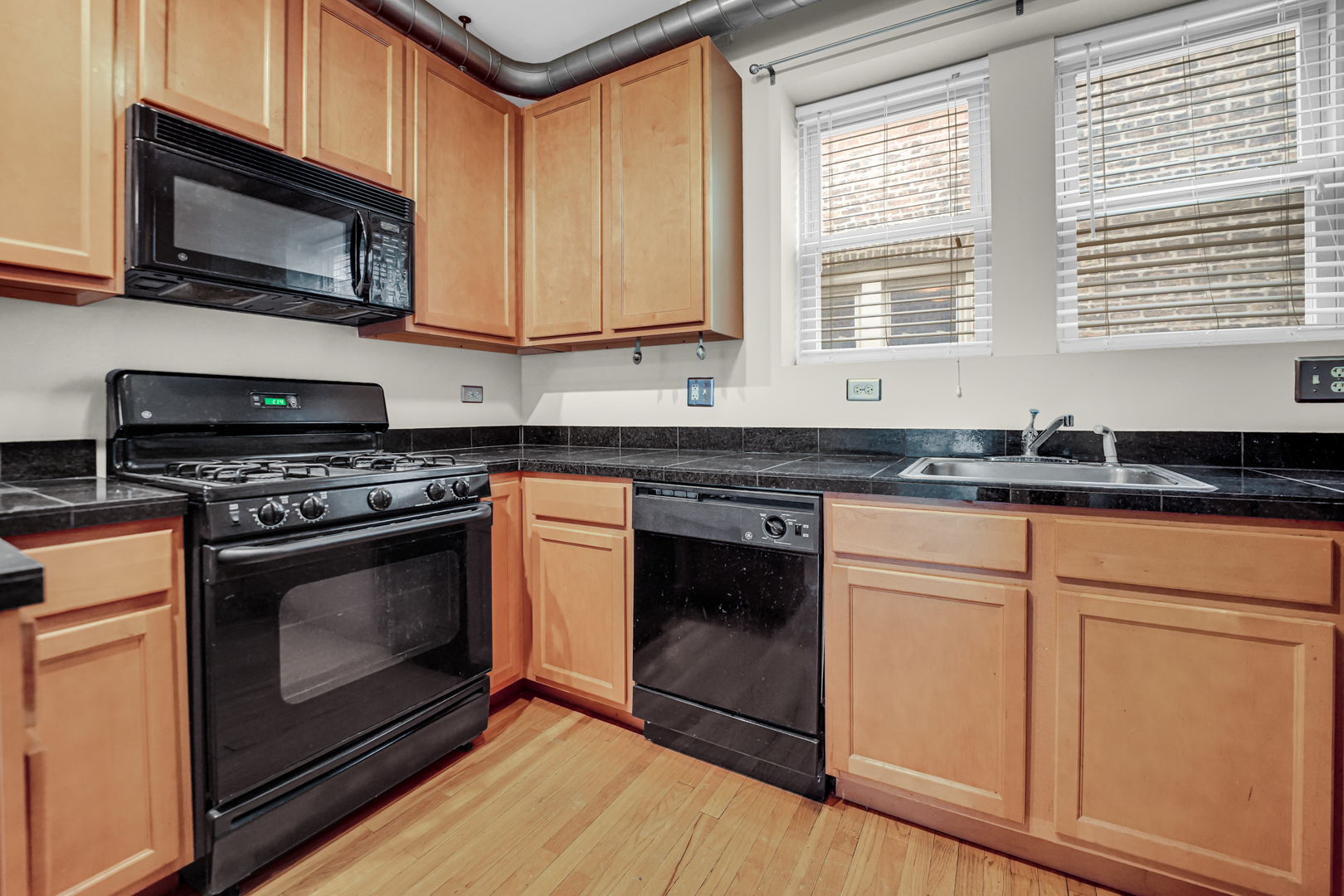 1659 W PRATT Boulevard Unit: 2B