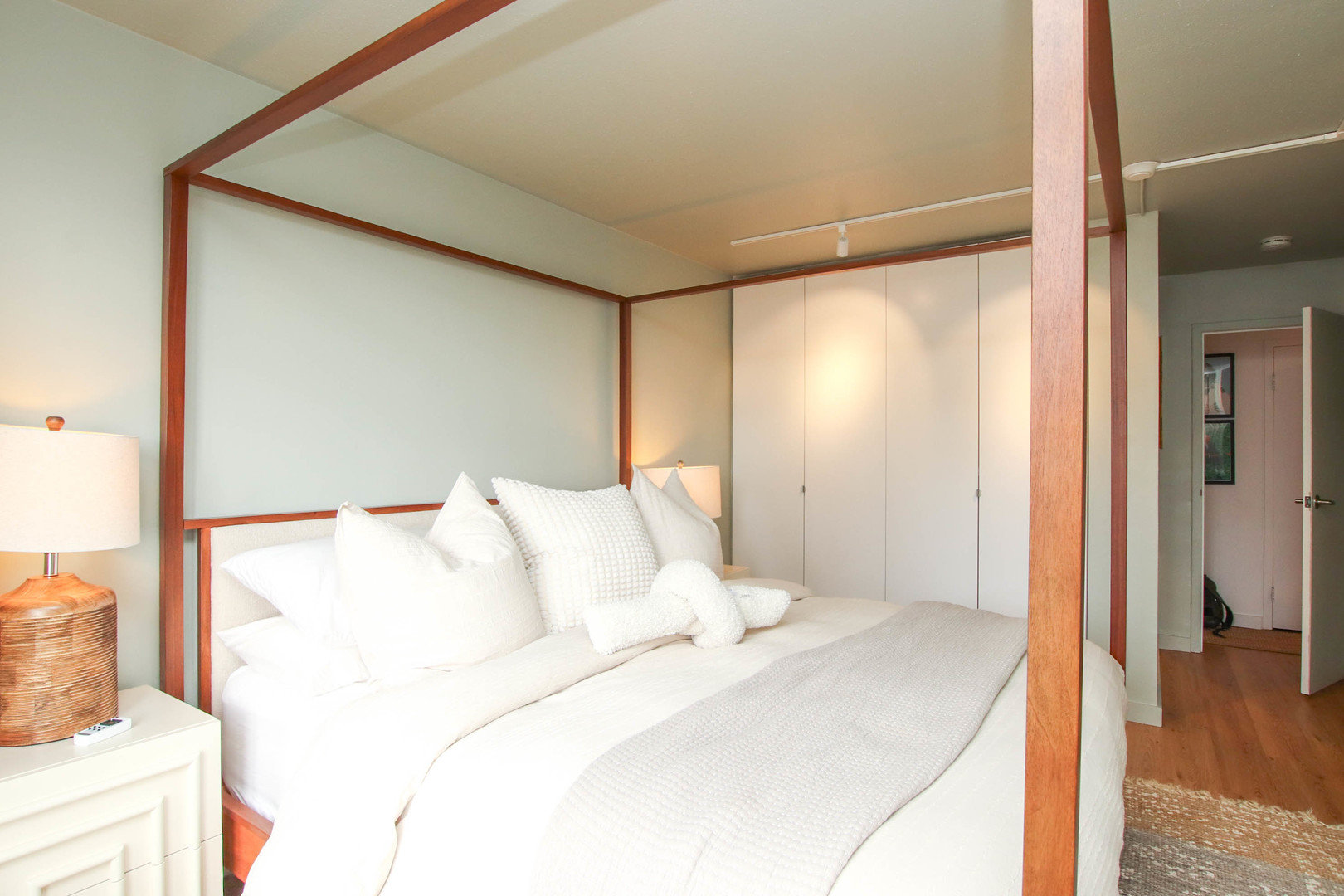 3100 N Lake Shore Drive Unit: 1404