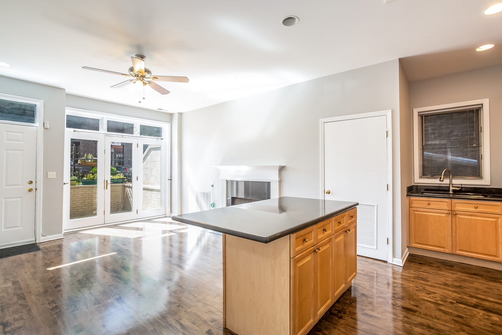 952 W Barry Avenue Unit: G