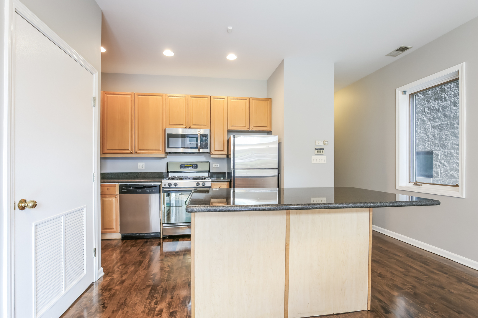 952 W Barry Avenue Unit: G