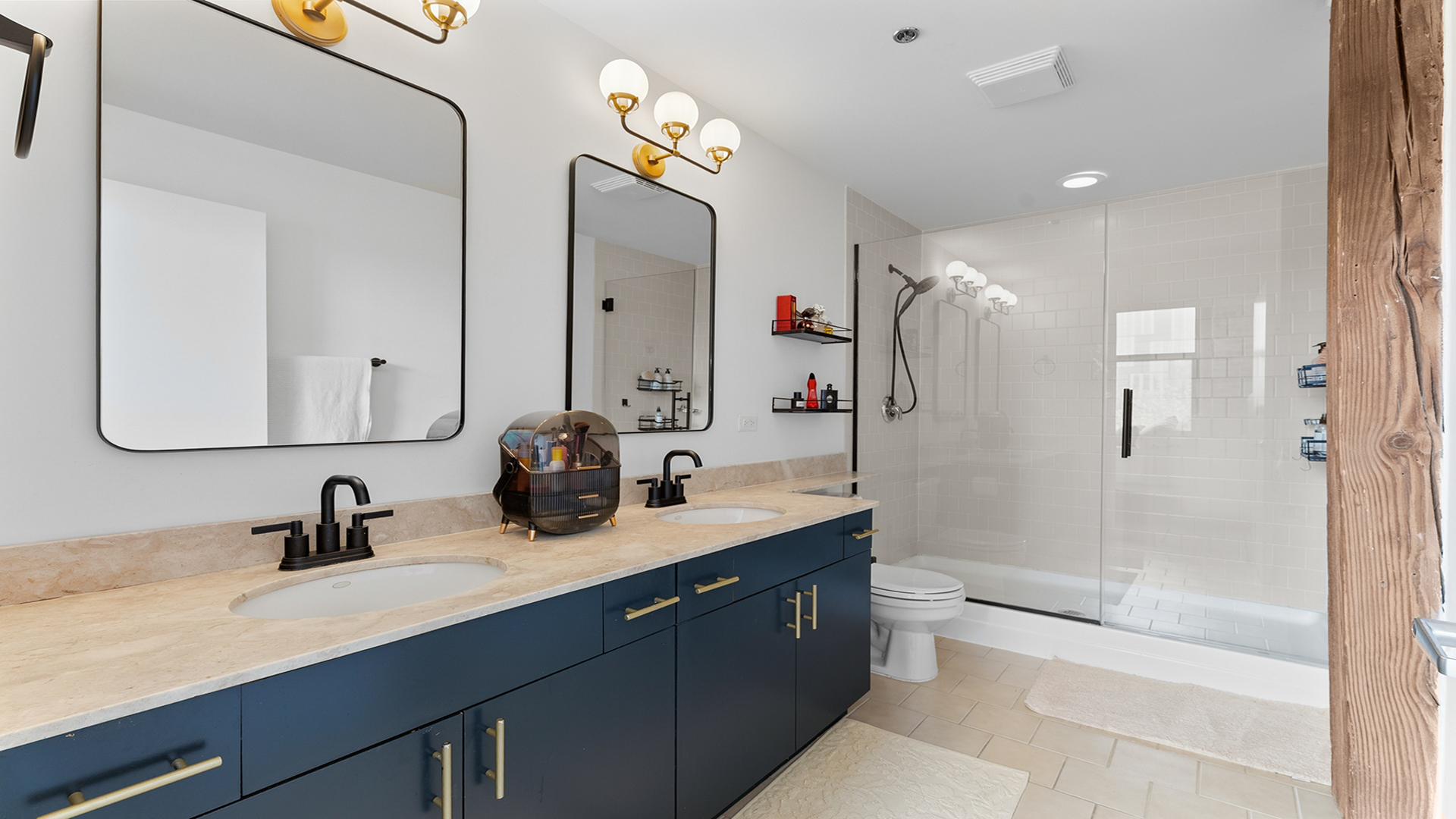 1040 W Adams Street Unit: 372