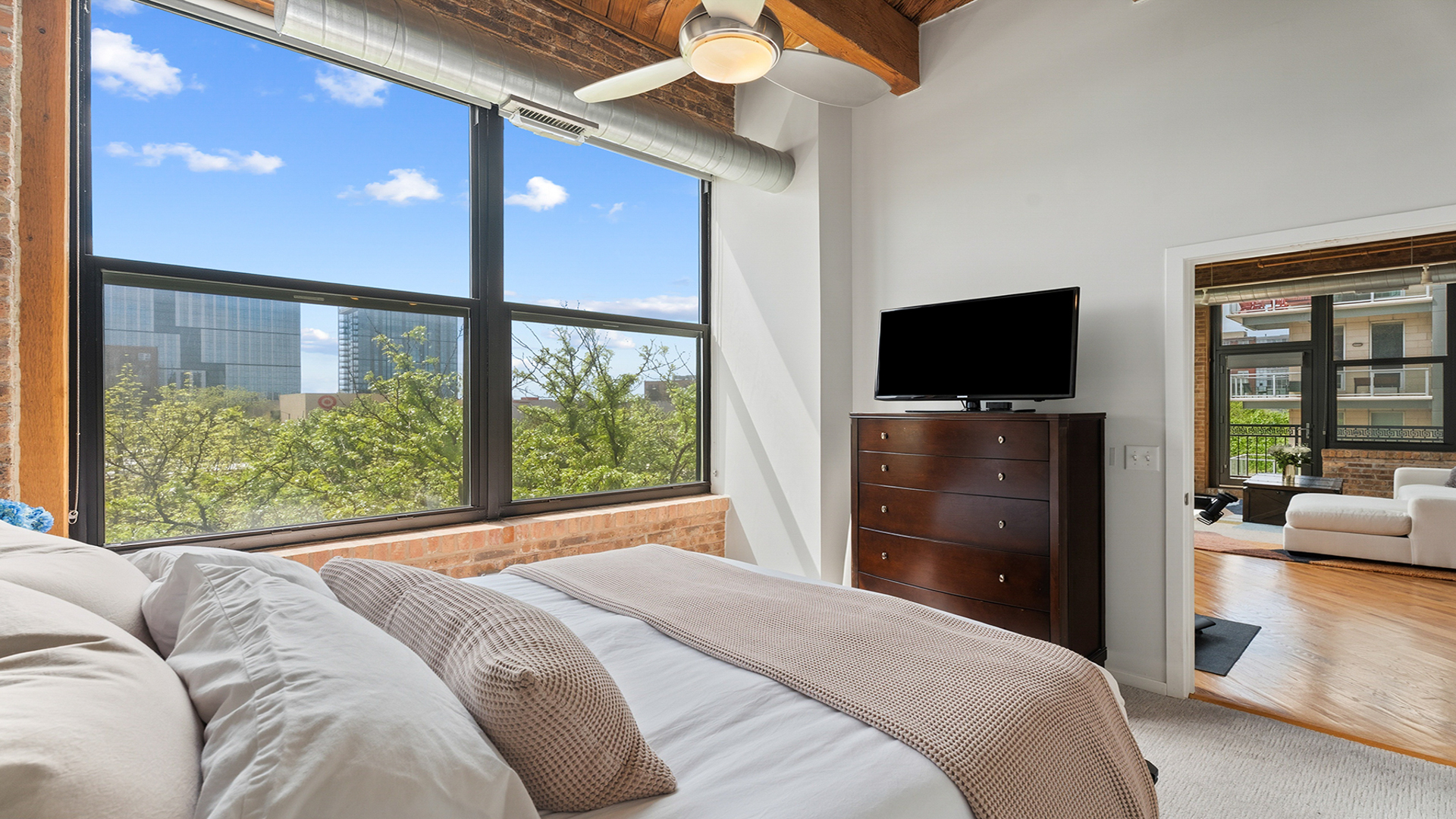 1040 W Adams Street Unit: 372