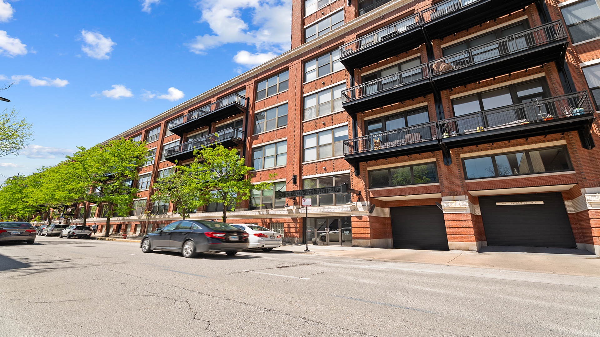 1040 W Adams Street Unit: 372