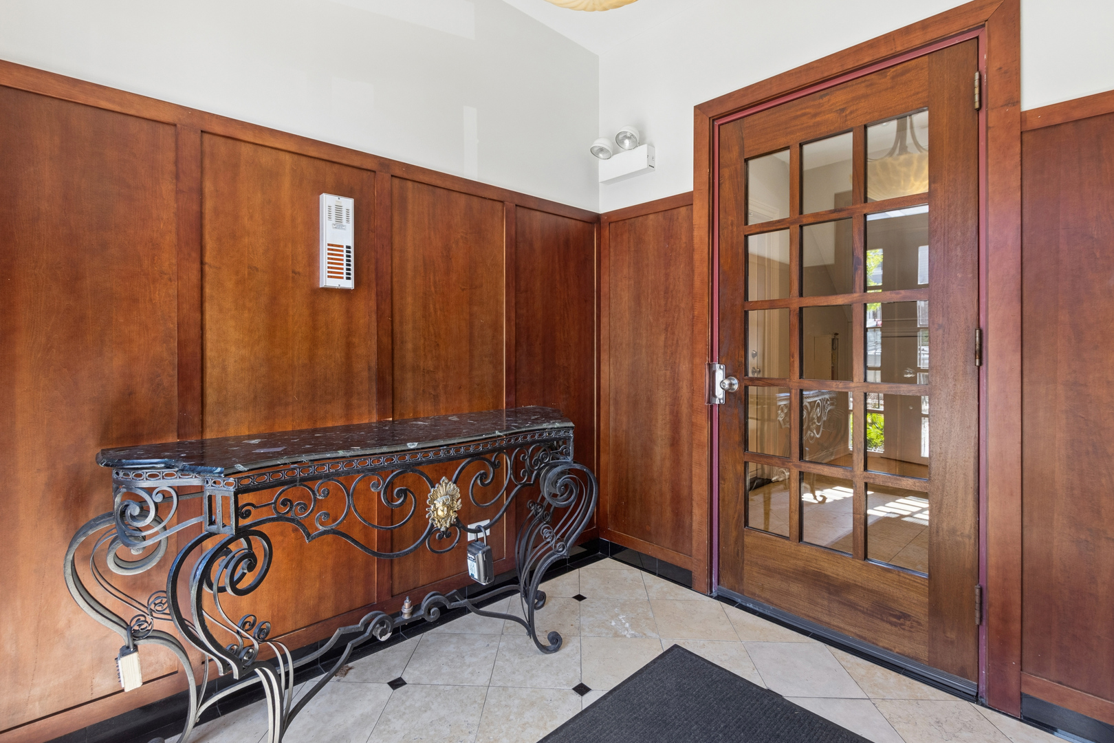 1152 W Roscoe Street Unit: 1W