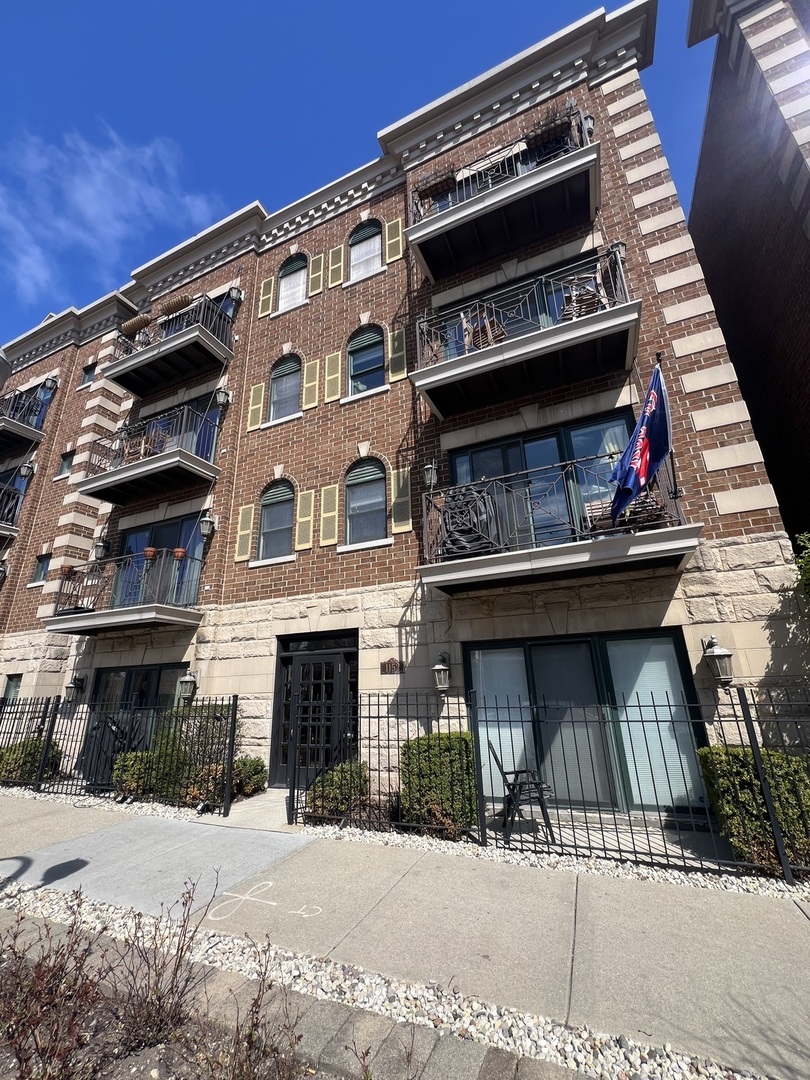 1152 W Roscoe Street Unit: 1W
