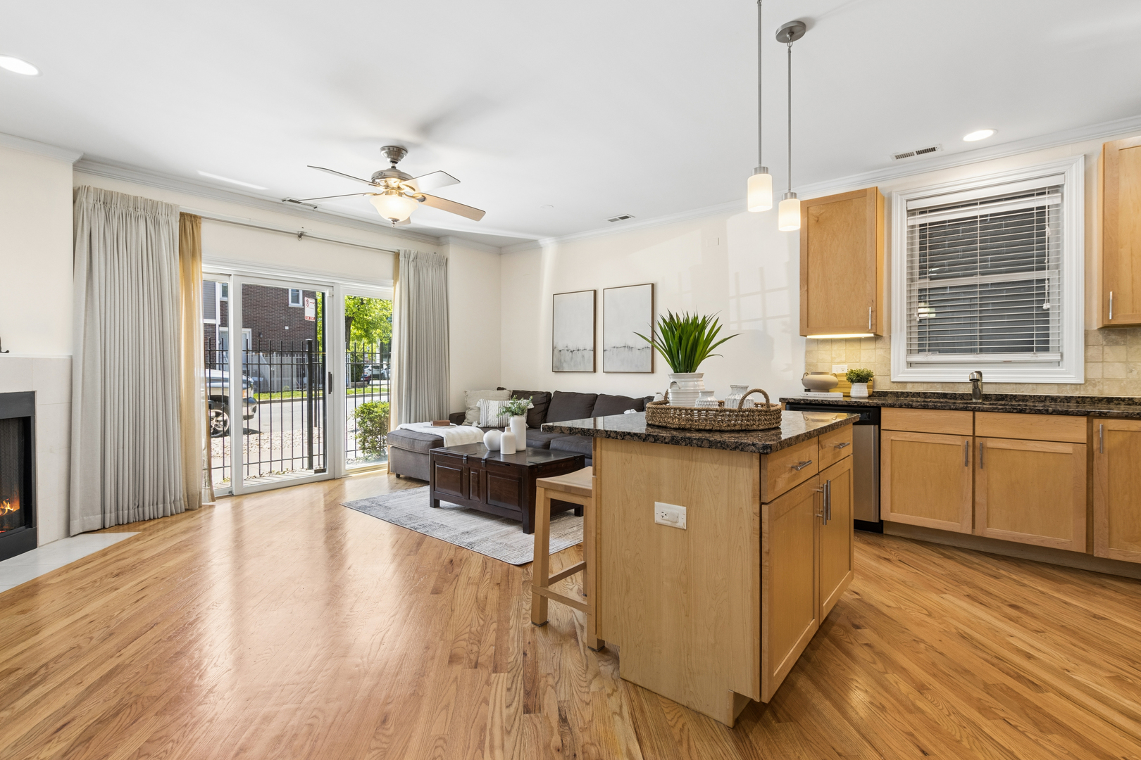 1152 W Roscoe Street Unit: 1W