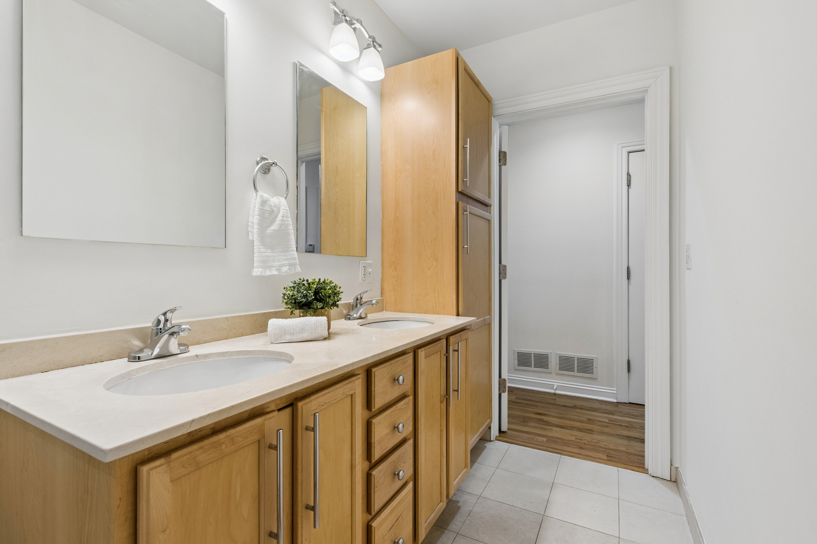 1152 W Roscoe Street Unit: 1W