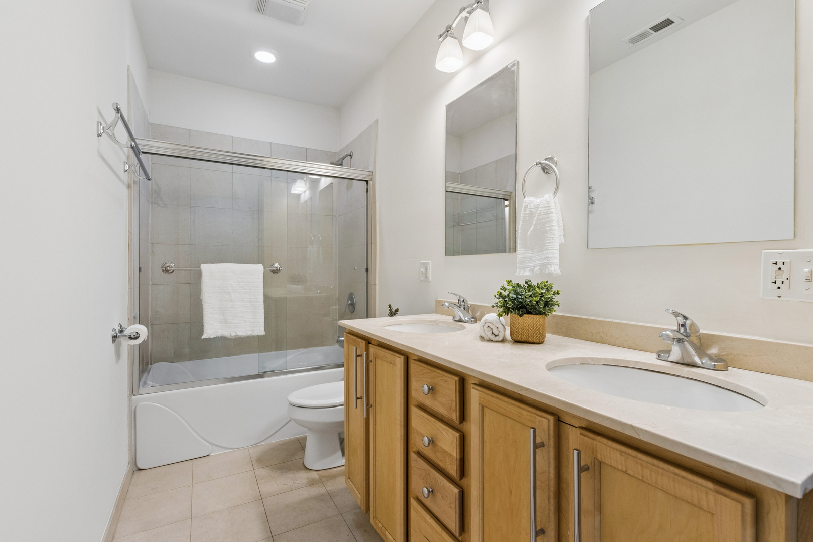 1152 W Roscoe Street Unit: 1W