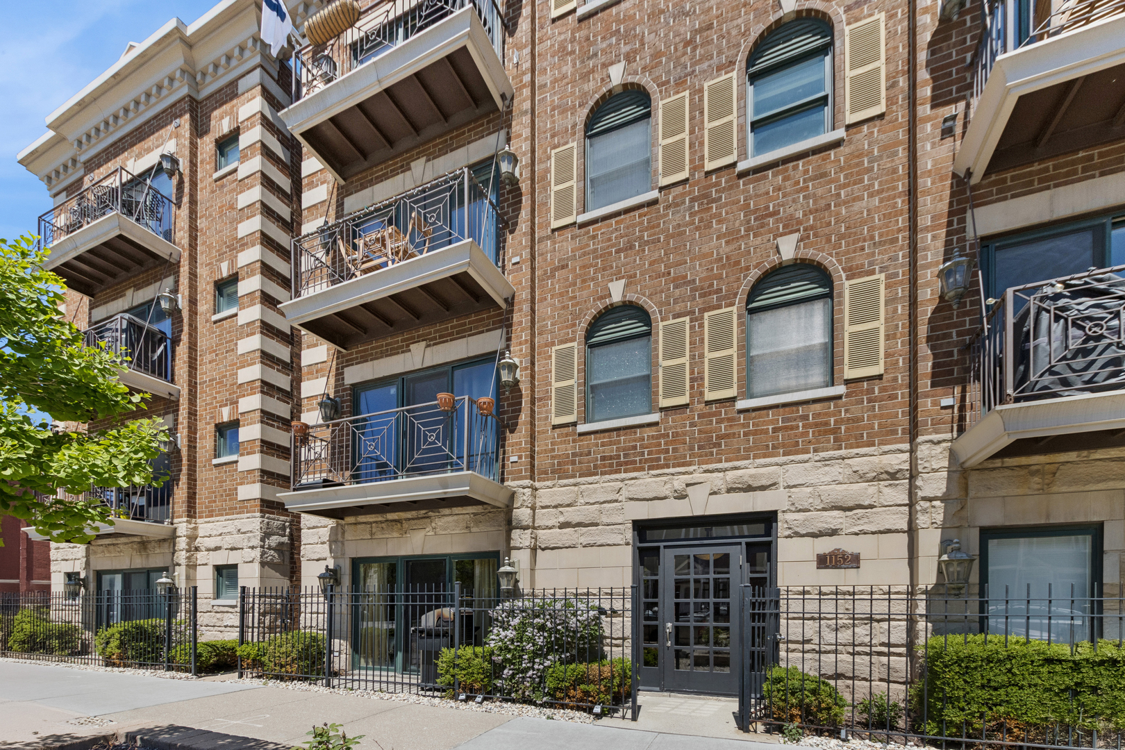 1152 W Roscoe Street Unit: 1W