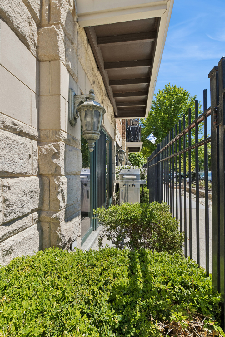 1152 W Roscoe Street Unit: 1W