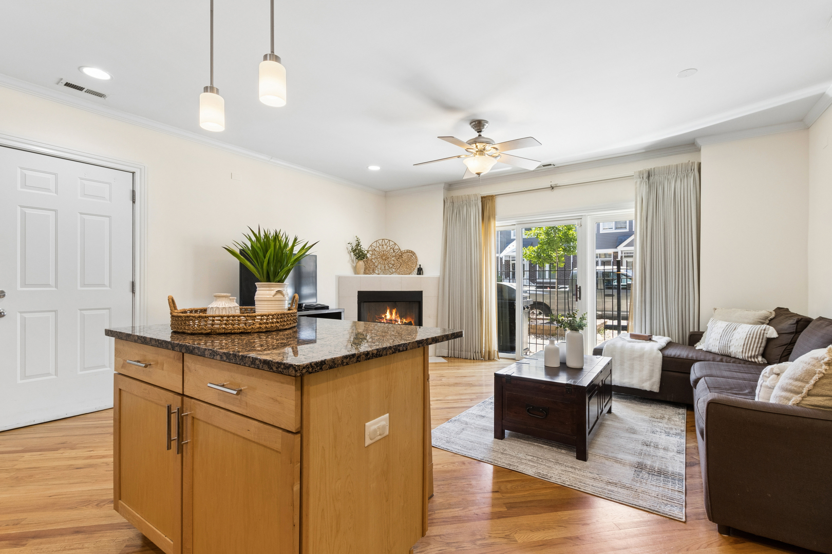 1152 W Roscoe Street Unit: 1W