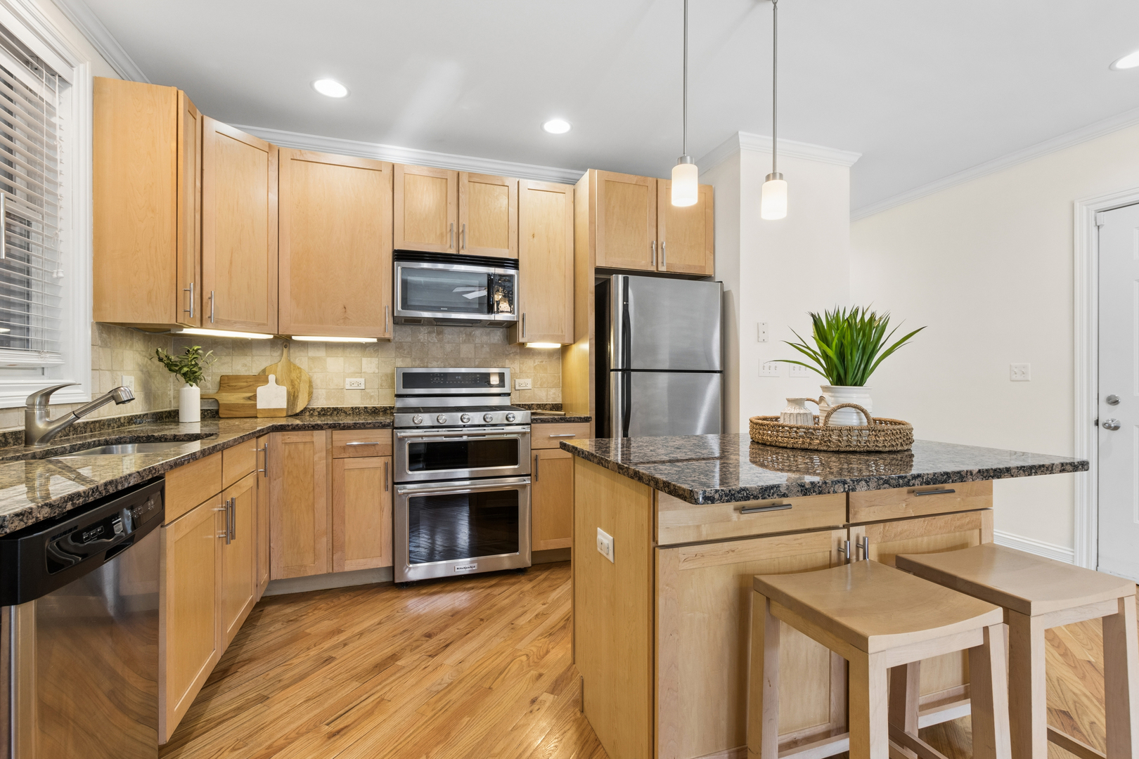 1152 W Roscoe Street Unit: 1W