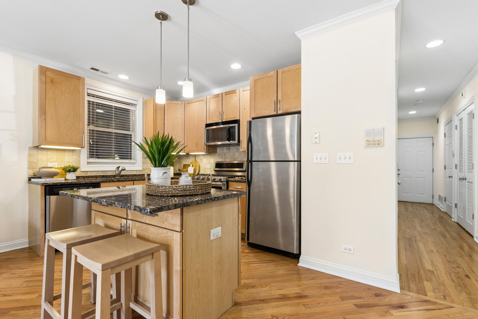 1152 W Roscoe Street Unit: 1W
