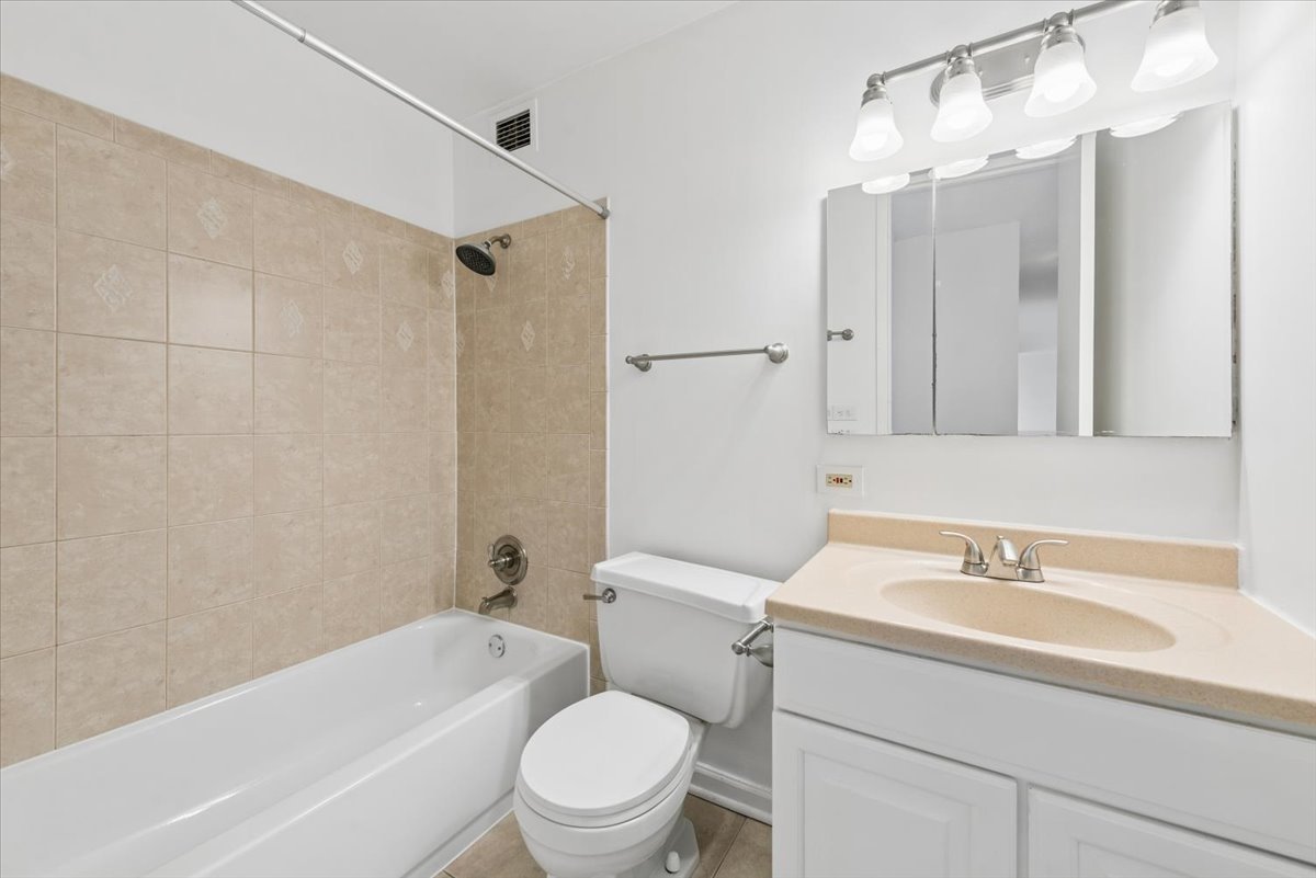 444 W Fullerton Parkway Unit: 1201