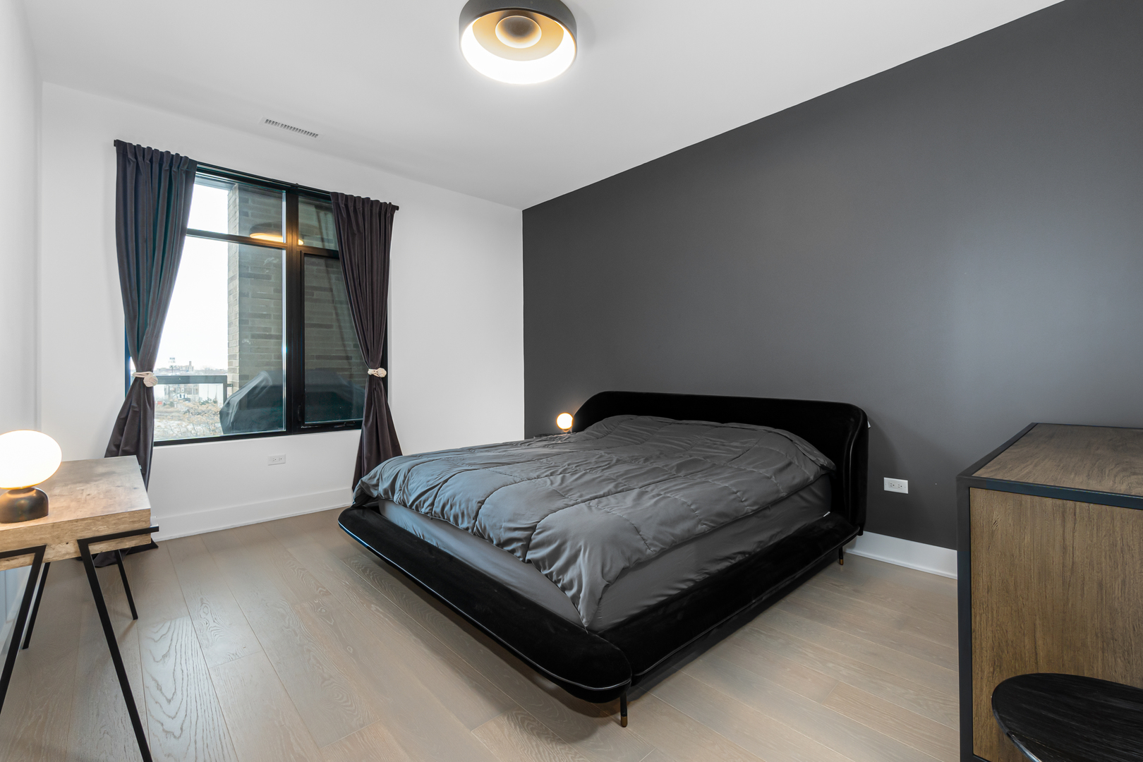 1701 W Webster Avenue Unit: 605