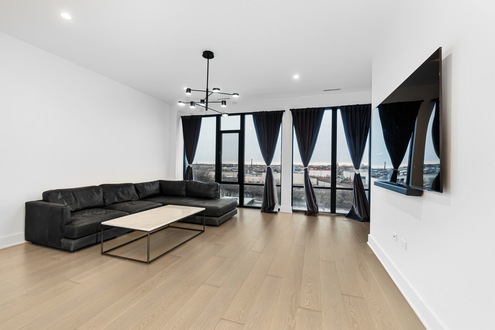 1701 W Webster Avenue Unit: 605
