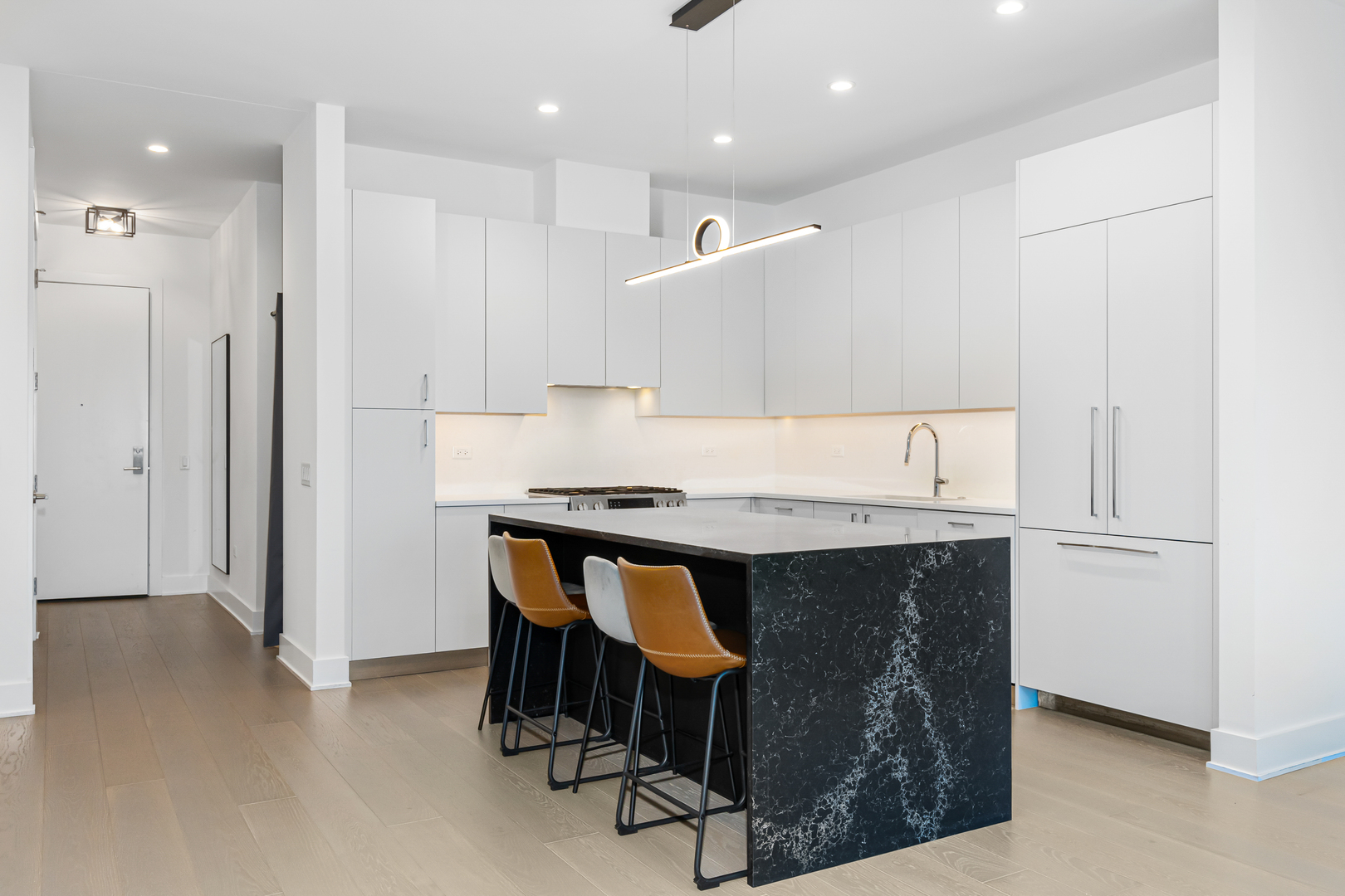 1701 W Webster Avenue Unit: 605