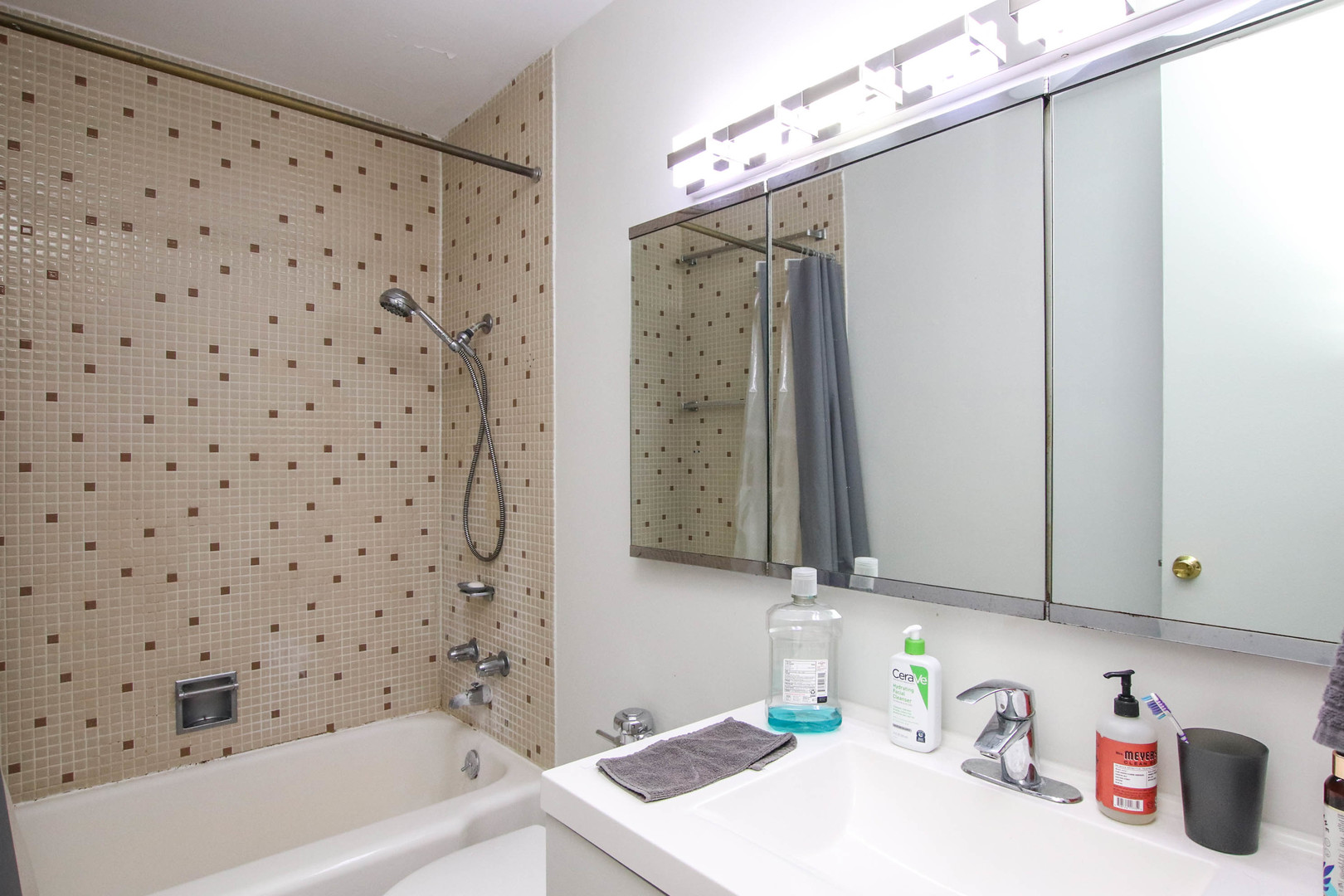 535 N Michigan Avenue Unit: 2010