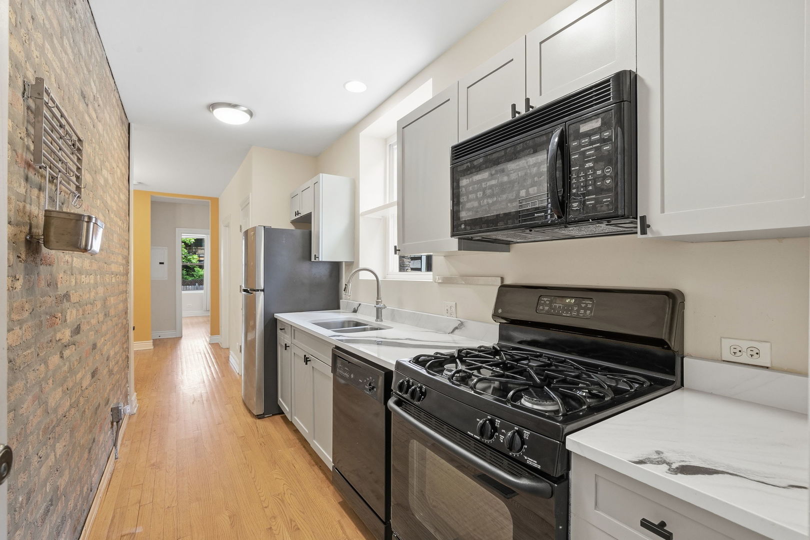1443 W Victoria Street Unit: 1F