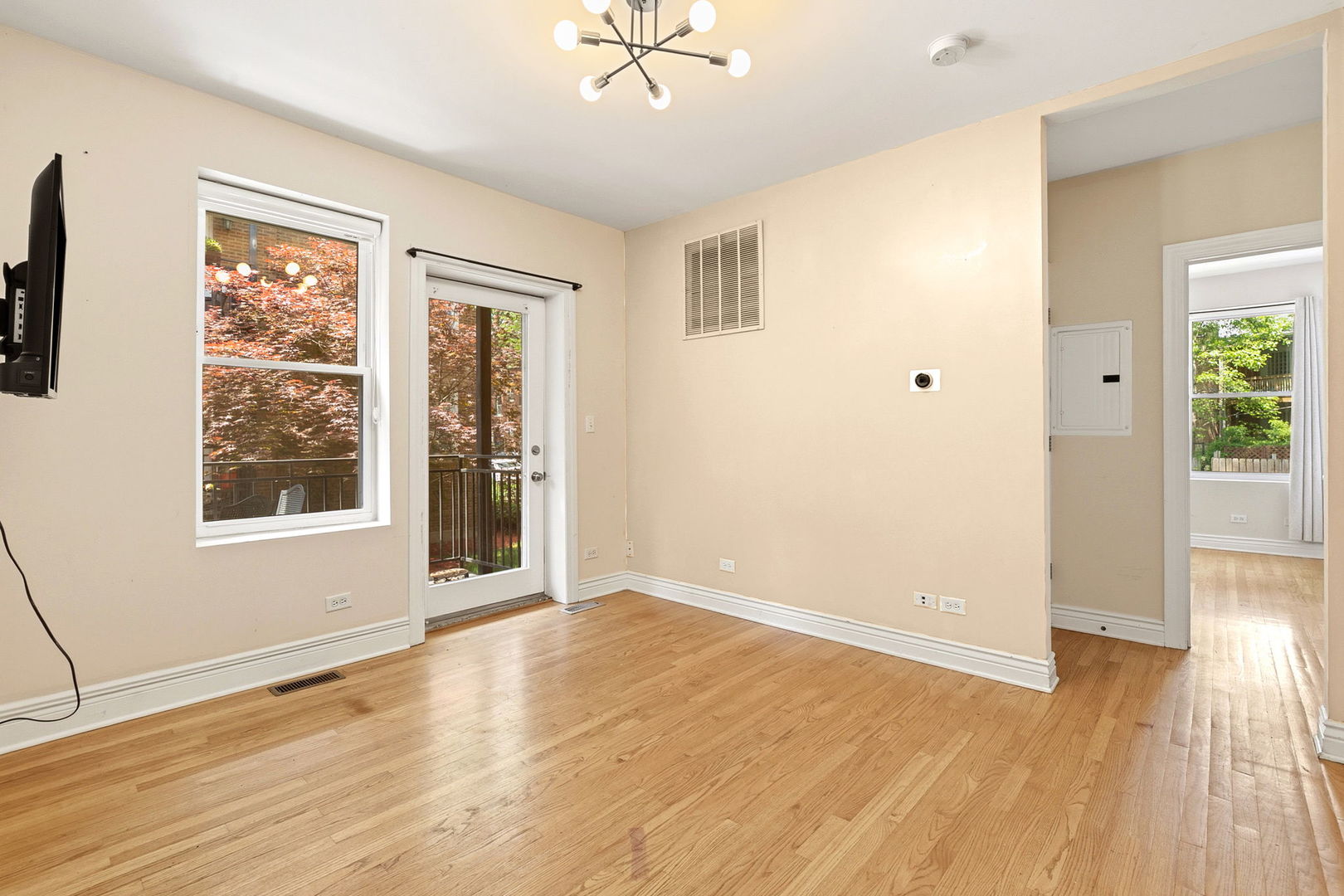 1443 W Victoria Street Unit: 1F