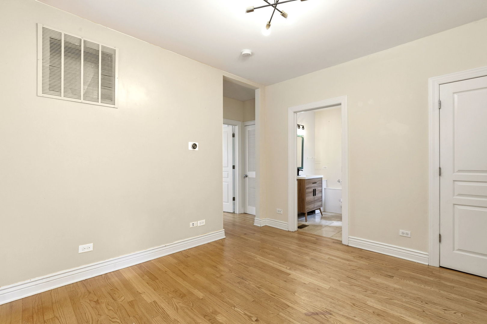 1443 W Victoria Street Unit: 1F