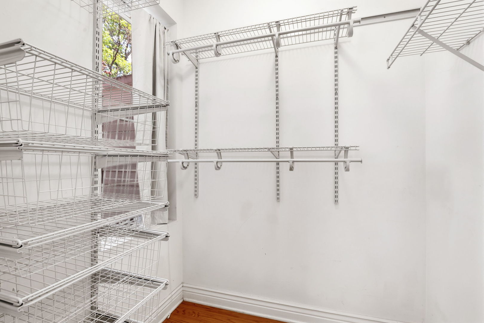 1443 W Victoria Street Unit: 1F