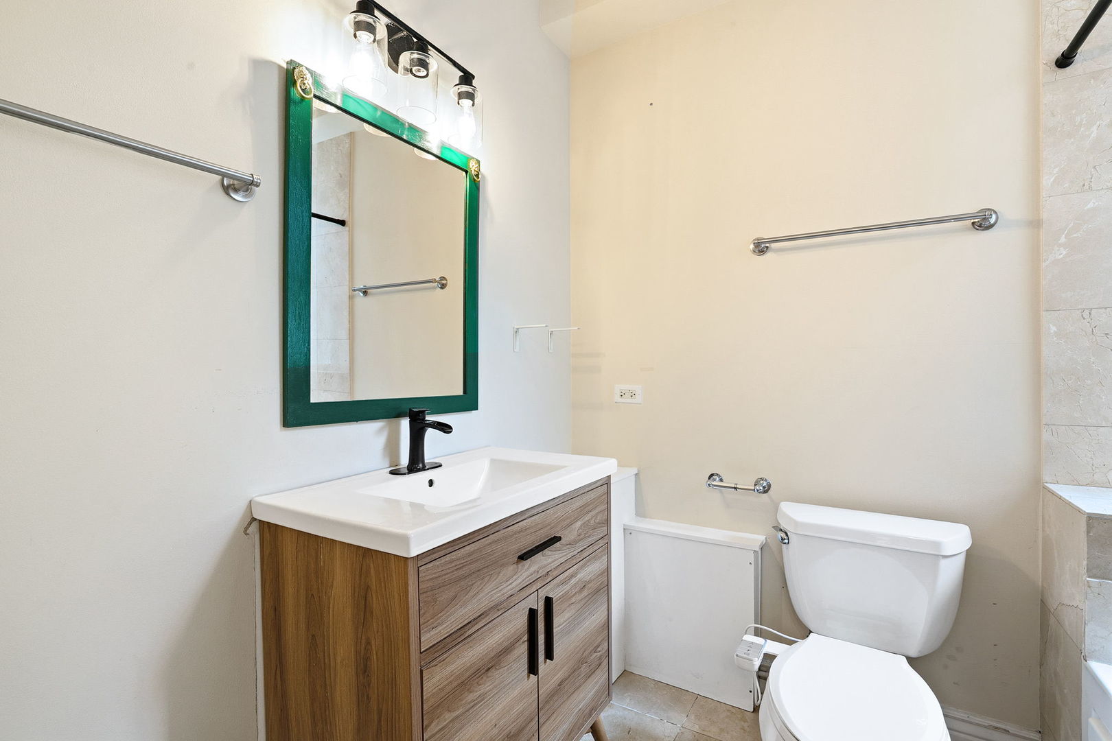 1443 W Victoria Street Unit: 1F