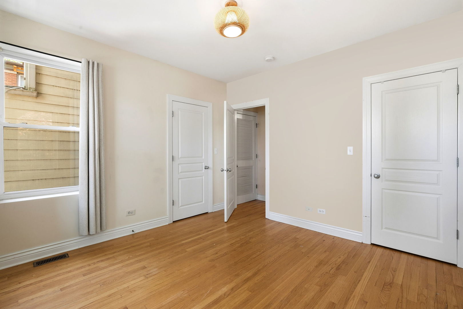 1443 W Victoria Street Unit: 1F