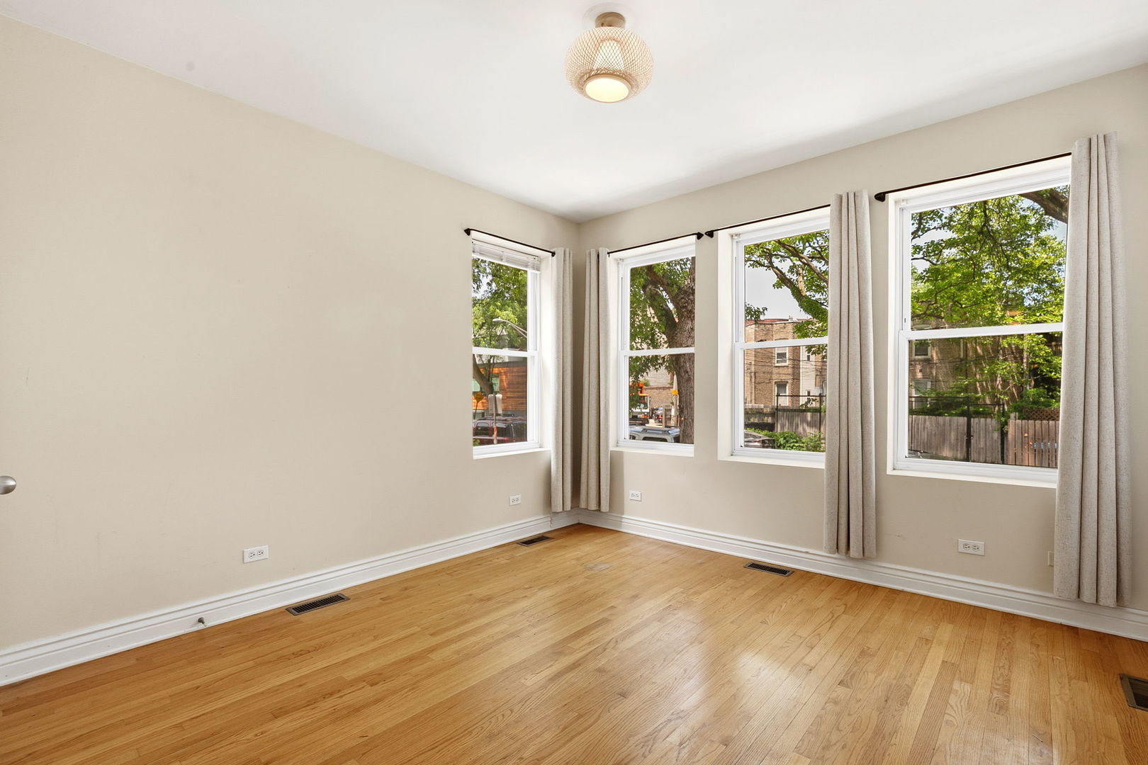 1443 W Victoria Street Unit: 1F