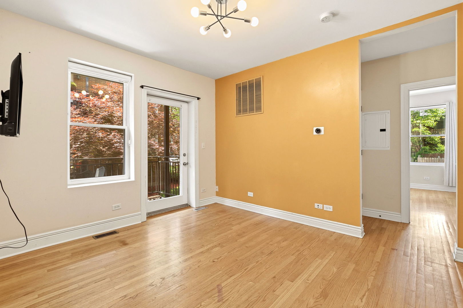 1443 W Victoria Street Unit: 1F