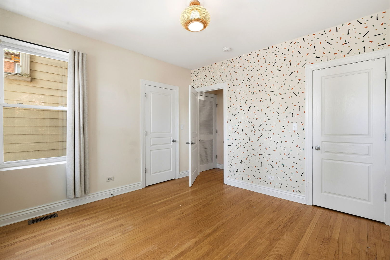 1443 W Victoria Street Unit: 1F