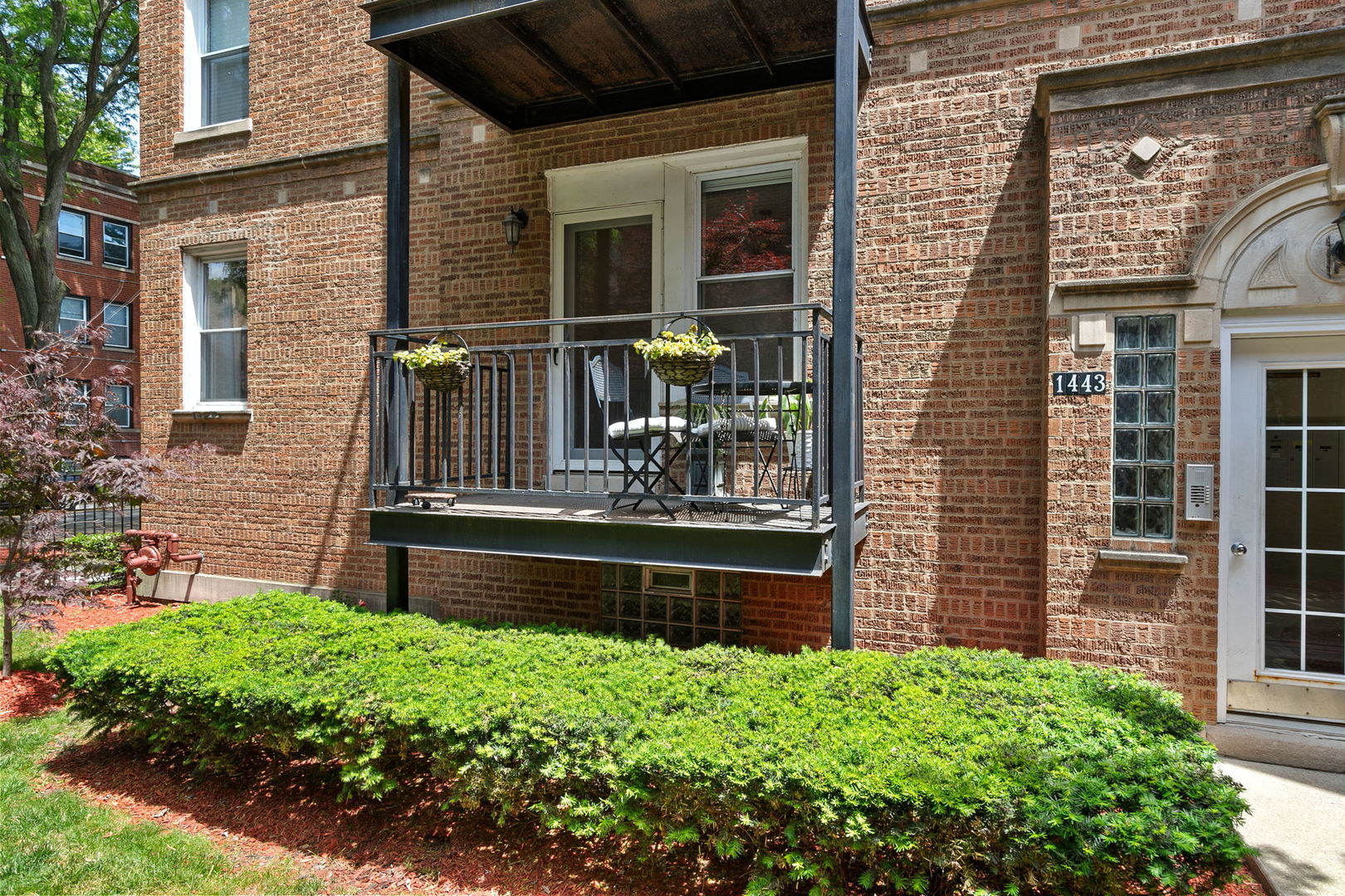 1443 W Victoria Street Unit: 1F